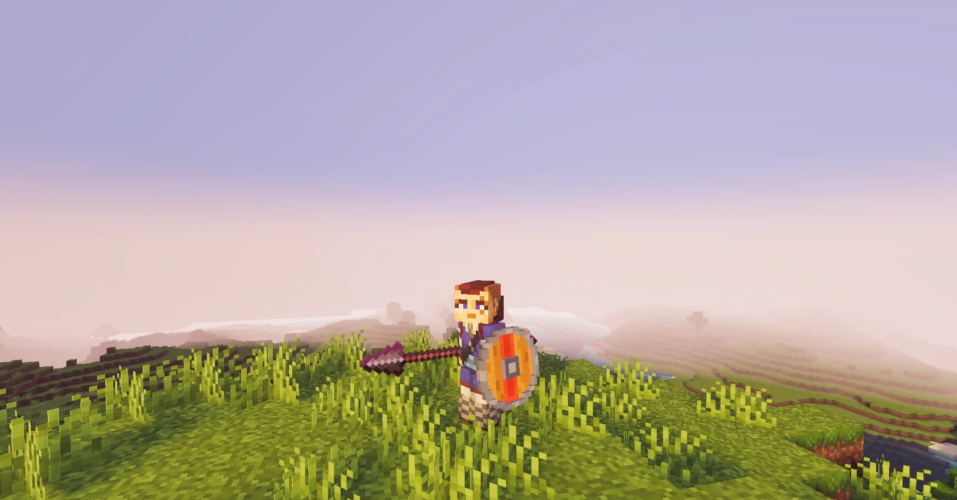 Personaje con escudo naranja y espada sobre una colina de Minecraft