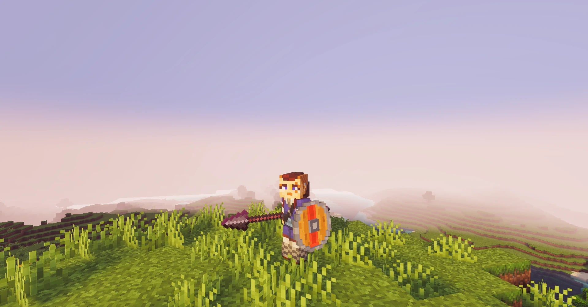 Personaje con escudo naranja y espada sobre una colina de Minecraft